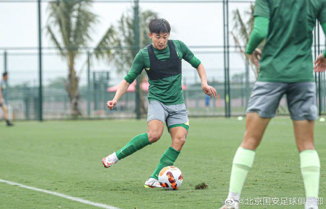 TA：范德贝克的租借合同中含买断条款，费用1100万欧据TheAthletic报道，范德贝克已经前往法兰克福接受体检，即将租借加盟。